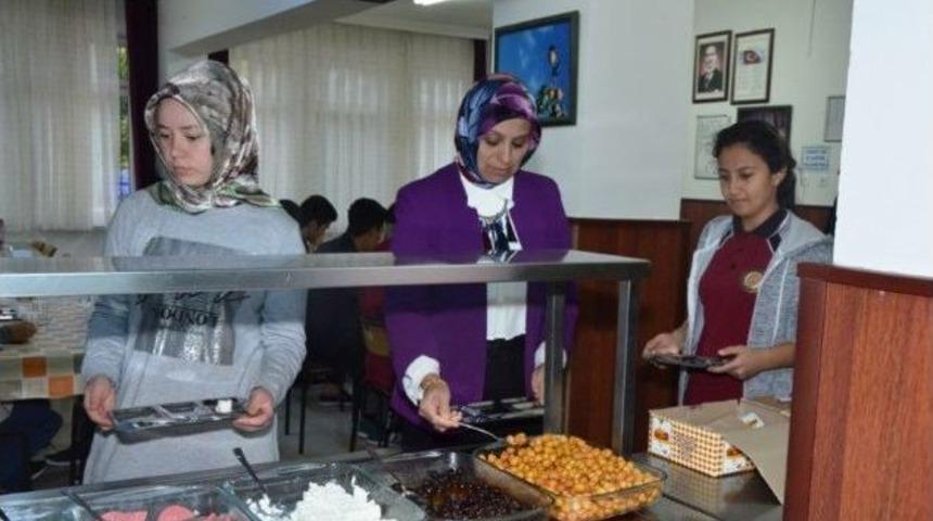 &Ouml;ğrencilerle Sıraya Girdi, Kendi Kahvaltısını Kendi Aldı, Yemek Kuyruğunda &Ouml;ğrencilerle Sohbet Etti