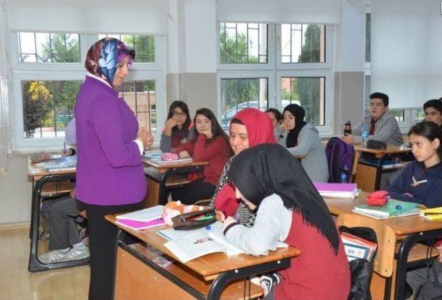 Öğrencilerle Sıraya Girdi, Kendi Kahvaltısını Kendi Aldı, Yemek Kuyruğunda Öğrencilerle Sohbet Etti