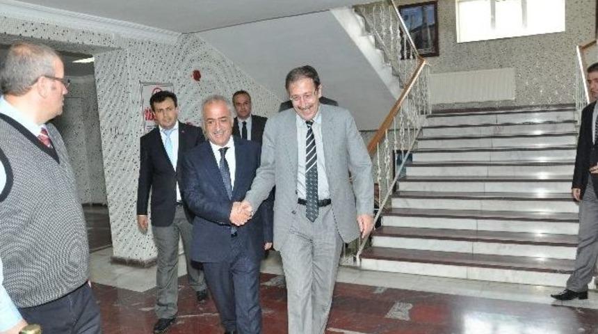 Rekt&ouml;r Prof. Dr. &Ccedil;omaklı, Belediye Başkanı Bulutlar&rsquo;ı Ziyaret Etti