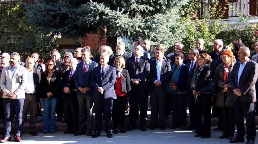 Ahmet Taner Kışlalı, &Ouml;l&uuml;m&uuml;n&uuml;n 17. Yılında Anıldı