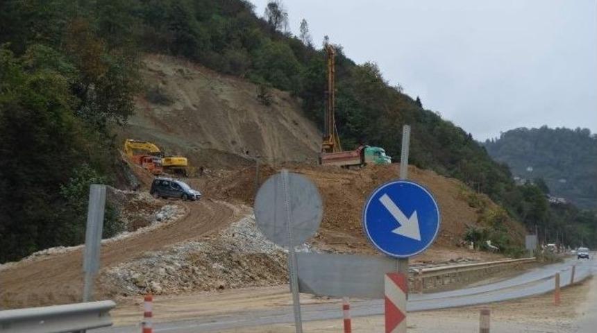 Of-&ccedil;aykara-uzung&ouml;l Karayolu&rsquo;nda 8 Ay &Ouml;nce Meydana Gelen Heyelanla İlgili &Ccedil;alışmalar S&uuml;r&uuml;yor