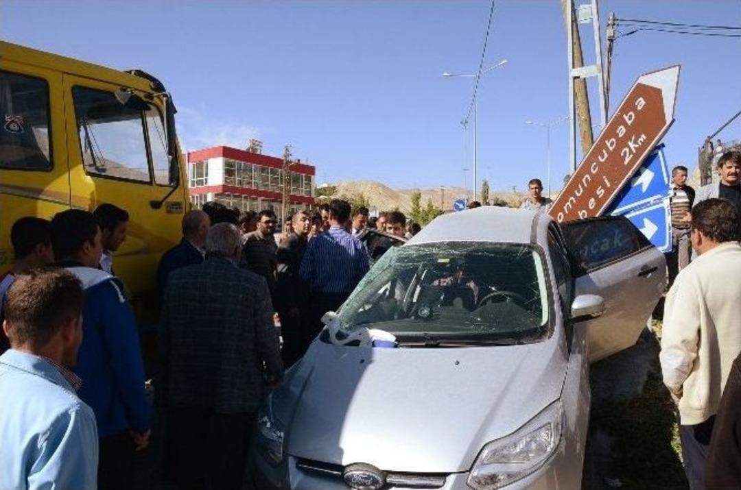 Darende&rsquo;de Kavşakta Feci Kaza: 4 Yaralı