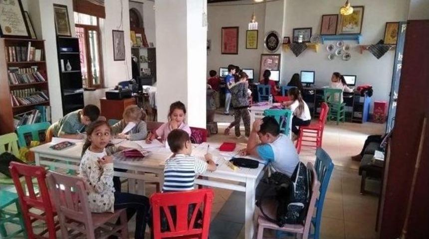 "bilgi Evi" Gen&ccedil;leri Geleceğe Hazırlıyor