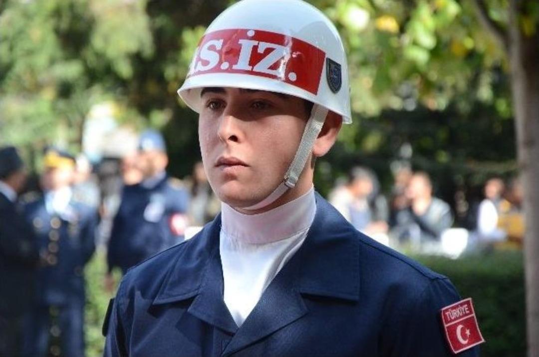 Al Bayraklı Naaşın Başında N&ouml;bet Tutan Askerin G&ouml;zyaşları