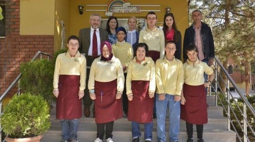 G&ouml;kkuşağı Kafe İzmit&rsquo;e De &Ouml;rnek Olacak