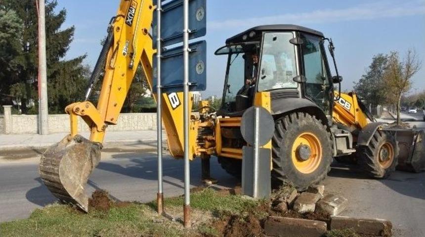 Nezih T&uuml;t&uuml;nc&uuml; Bulvarında Kavşak D&uuml;zenlemesi Yapıldı