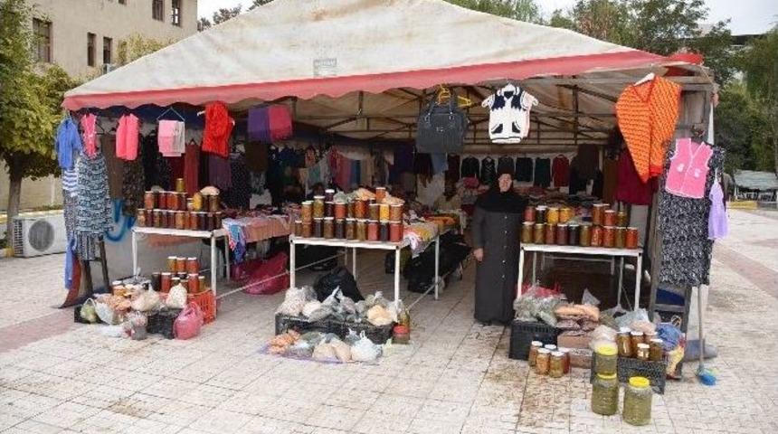 Iğdırlı Kadınlar &Uuml;rettiklerini Satıyor