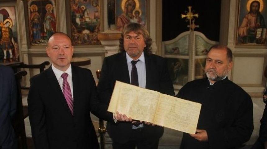 Bin 441 Bulgar’ın Yazdığı Kitap Sveti Georgi Kilisesi’ne Hediye Edildi