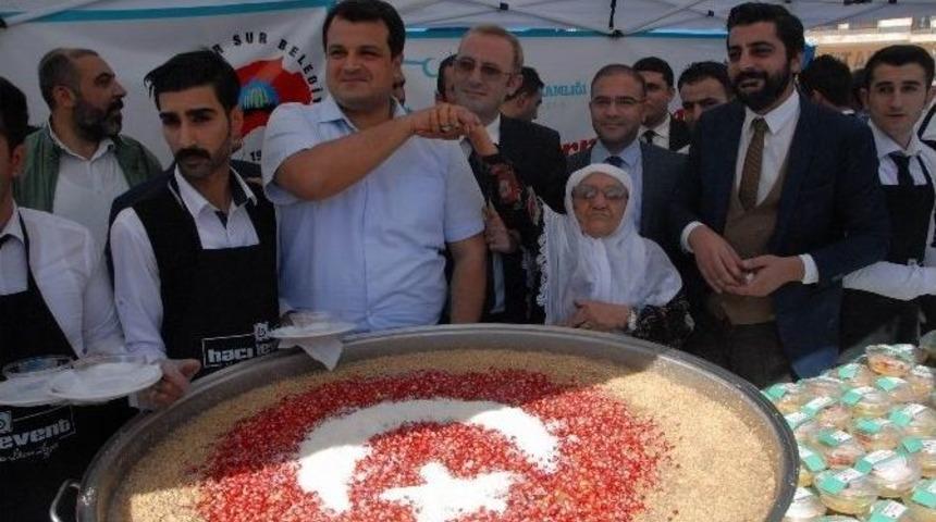 Sur&rsquo;da 5 Bin Kişiye T&uuml;rk Bayrağı İle S&uuml;slenmiş Aşure Dağıtıldı