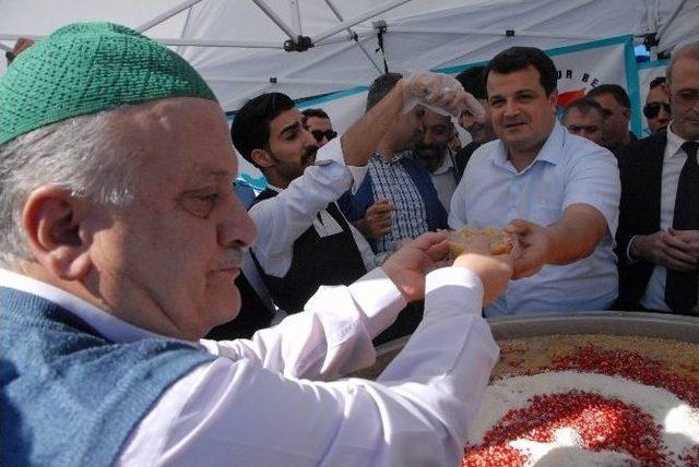 Sur&rsquo;da 5 Bin Kişiye T&uuml;rk Bayrağı İle S&uuml;slenmiş Aşure Dağıtıldı 1