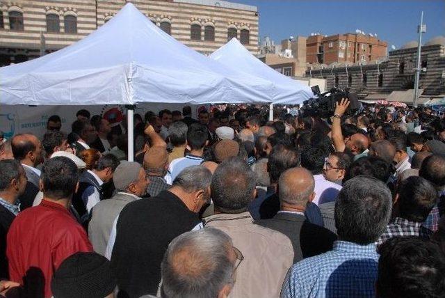 Sur&rsquo;da 5 Bin Kişiye T&uuml;rk Bayrağı İle S&uuml;slenmiş Aşure Dağıtıldı 2