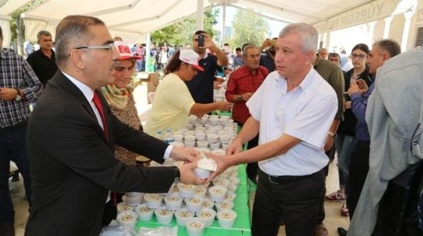 Y&uuml;reğir Belediyesi 35 Bin Kişiye Aşure Dağıttı