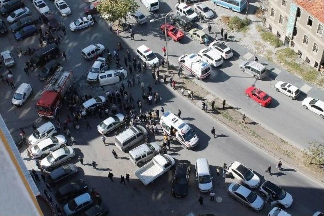 Otomobil İle &Ccedil;arpışan Ara&ccedil; Yan Yattı