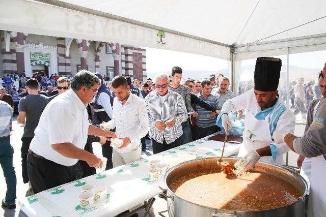 Şehitkamil’de Aşure İkramı Devam Ediyor