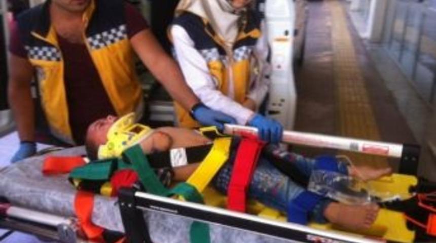 Otomobilin &Ccedil;arptığı &Ccedil;ocuk Yaralandı