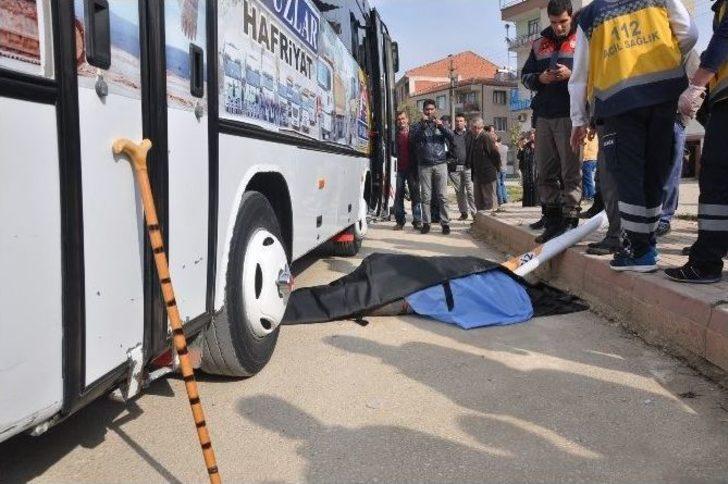 Yaşlı Adam Otobüsün Altında Can Verdi, Kızı Şoka Girdi G1