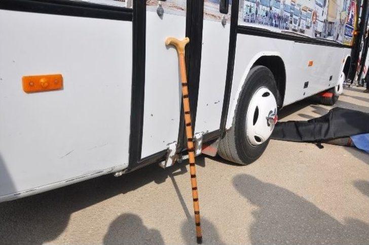 Yaşlı Adam Otobüsün Altında Can Verdi, Kızı Şoka Girdi G2