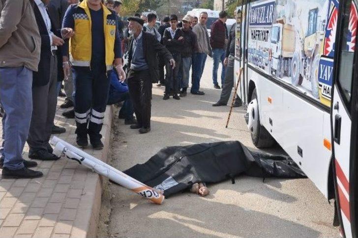 Yaşlı Adam Otobüsün Altında Can Verdi, Kızı Şoka Girdi G3