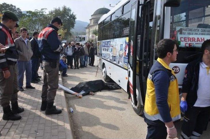 Yaşlı Adam Otobüsün Altında Can Verdi, Kızı Şoka Girdi G4