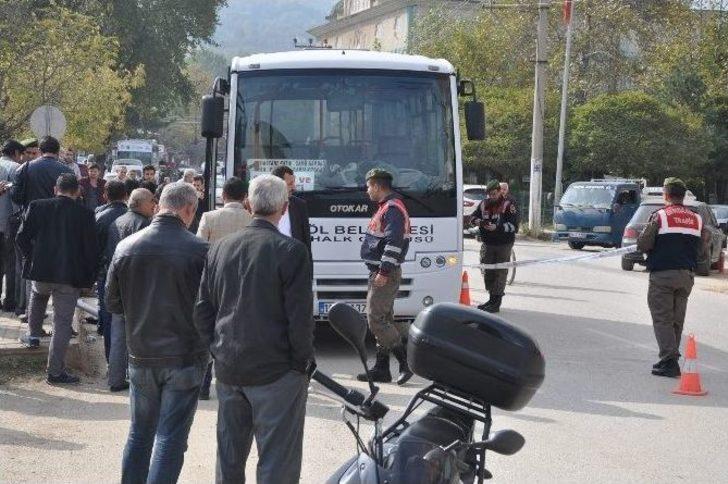 Yaşlı Adam Otobüsün Altında Can Verdi, Kızı Şoka Girdi G5