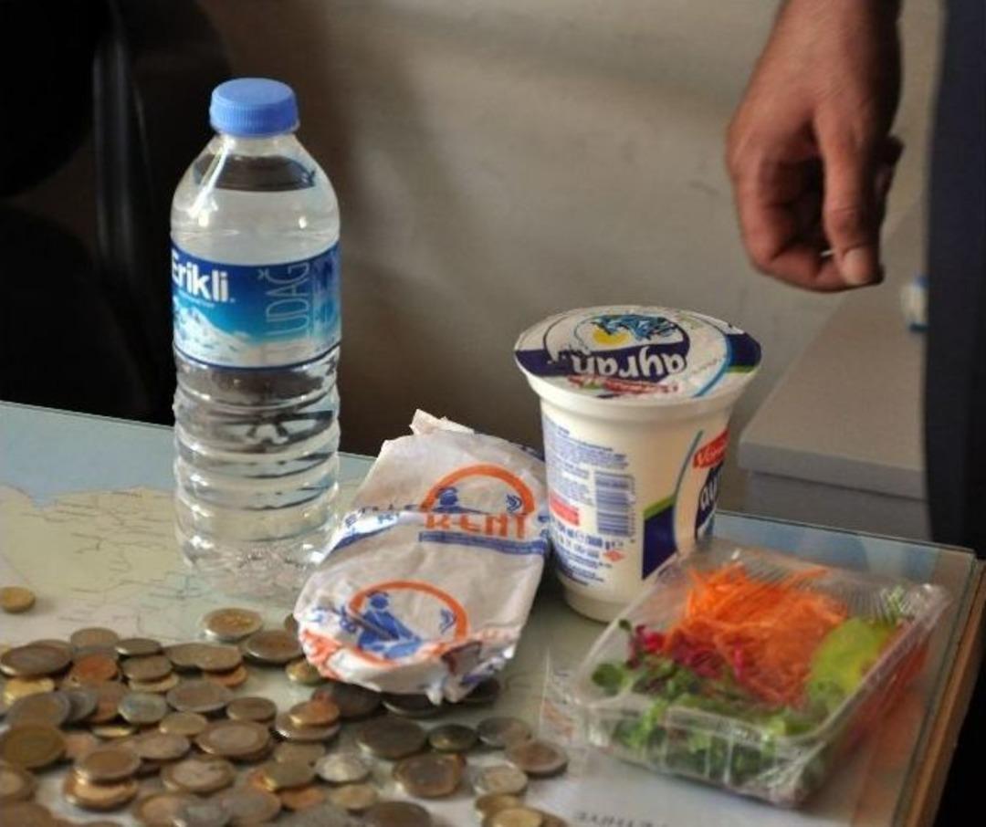 Dilencinin &Uuml;zerinden Sipariş Verdiği Yemek Paketi &Ccedil;ıktı