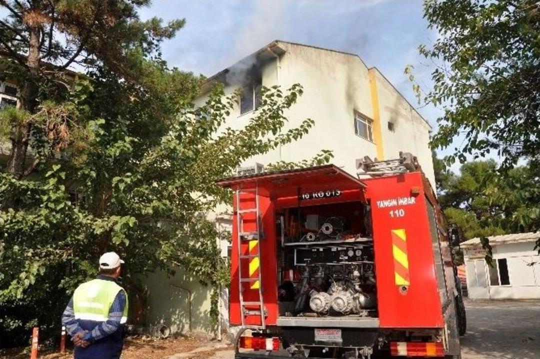 Eski Hastanede &Ccedil;ıkan Yangın Korkuttu