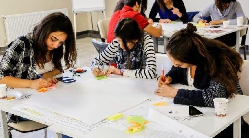 Yenilik&ccedil;i İş Fikirleri Girişimcilik Akademisinde B&uuml;y&uuml;yor