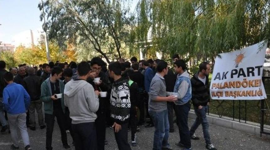 Palandöken Ak Parti İlçe Teşkilatı Aşure Dağıttı