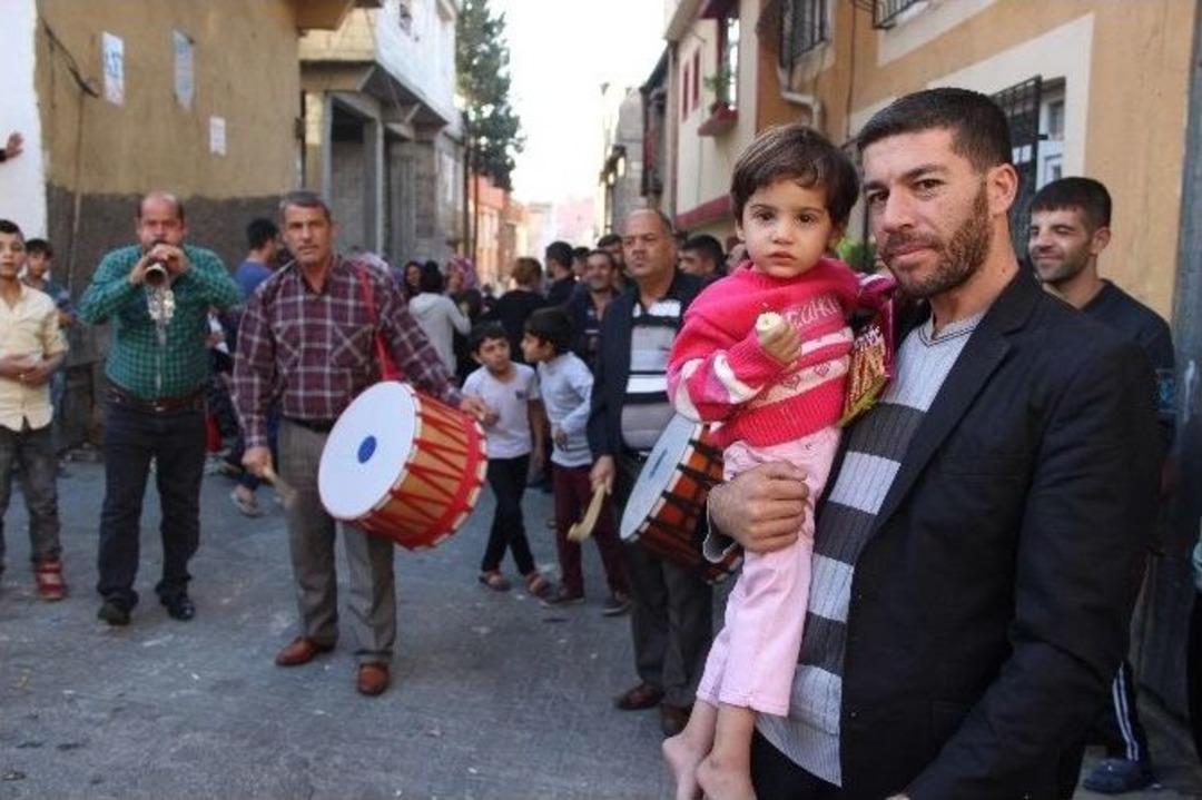 Ailesine Kavuşan K&uuml;&ccedil;&uuml;k K&uuml;bra&rsquo;ya Davul Zurnalı Karşılama