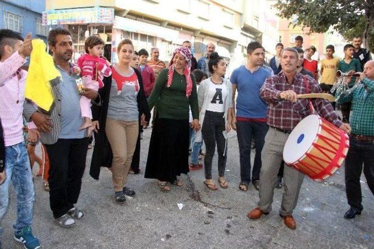 Ailesine Kavuşan Küçük Kübra’ya Davul Zurnalı Karşılama G1