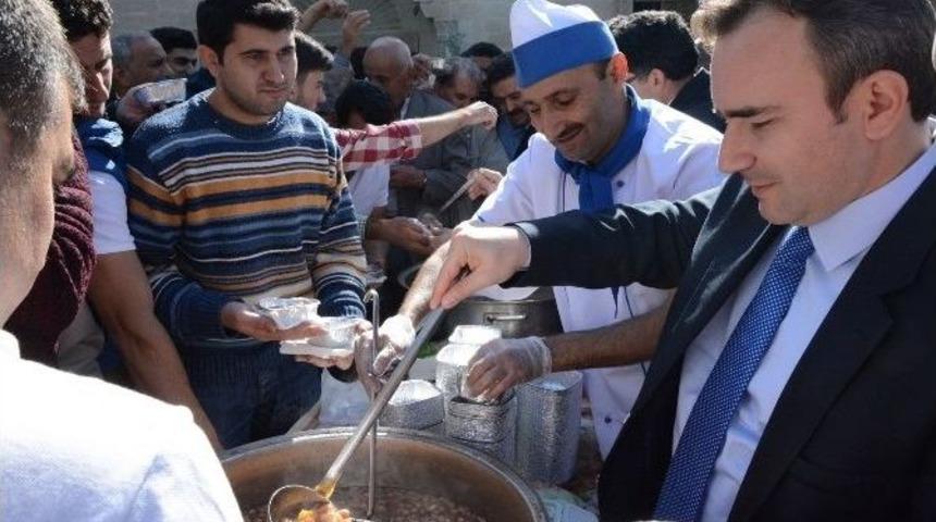 Siirt Valiliği Vatandaşlara Aşure Dağıttı