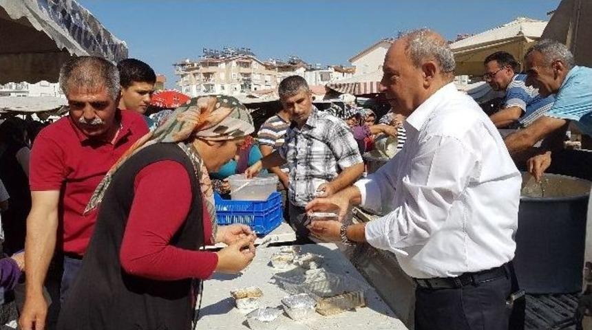 Pazarcılar Odası Cuma Pazarı&rsquo;nda Aşure Dağıttı