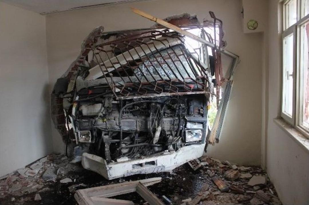 Freni Boşalan Kamyon, Ref&uuml;je Ve Ticari Araca &Ccedil;arpıp Eve Girdi