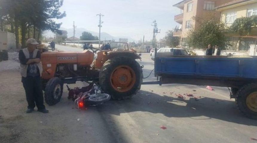 Isparta&rsquo;da Trakt&ouml;rle Motosiklet &Ccedil;arpıştı: 1 Yaralı