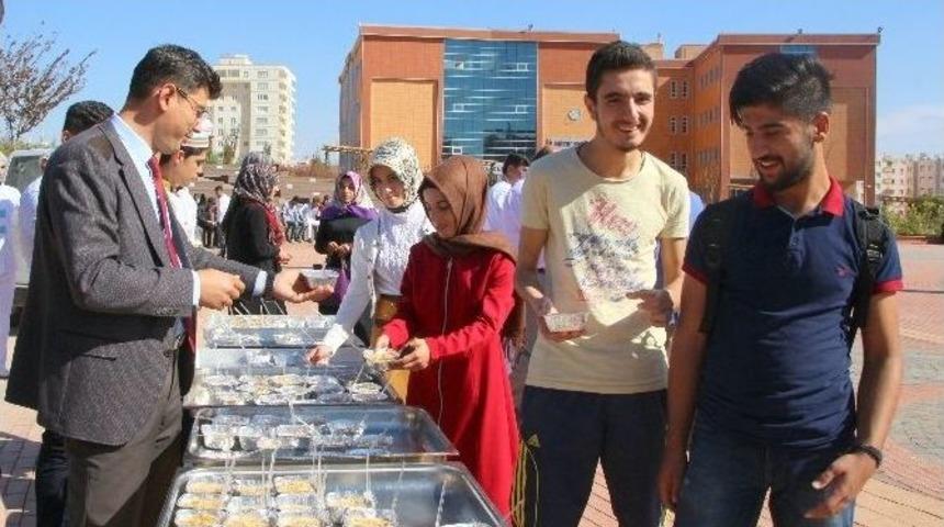 7 Aralık &Uuml;niversitesinde &Ouml;ğrencilere Aşure İkram Edildi