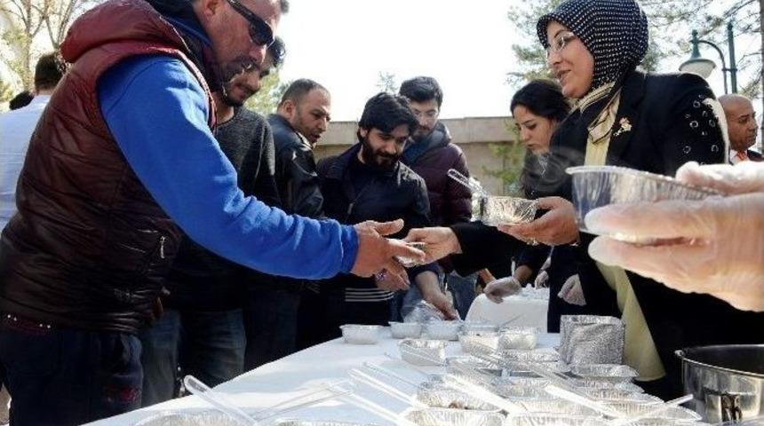 Meram Gen&ccedil;lik Meclisi&rsquo;nden Aşure İkramı