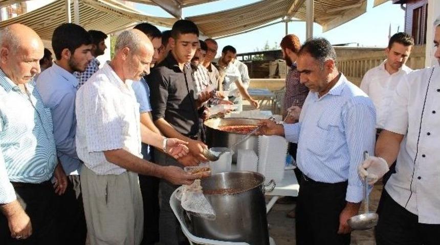 Kap Caminde Aşure Dağıtıldı