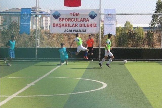 Ağrı’da Halı Saha Maçları Başladı