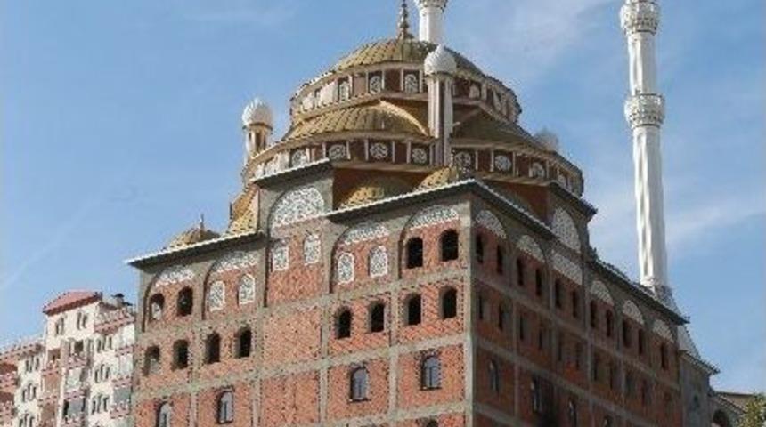 Esertepe Yeni Camisi&rsquo;nin İlgin&ccedil; Mimarisi G&ouml;renleri Şaşırtıyor