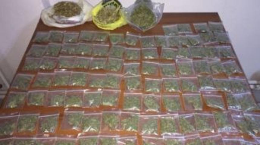 Efeler&rsquo;de 330 Gram Esrar Satılamadan Yakalandı