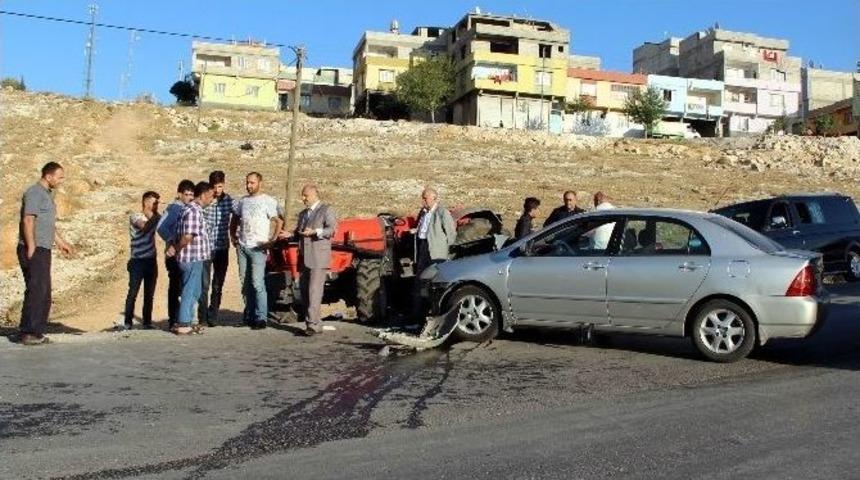 Otomobil Trakt&ouml;re &Ccedil;arptı: 4 Yaralı