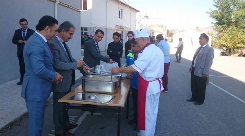 Boz&uuml;y&uuml;k İl&ccedil;e Milli Eğitim M&uuml;d&uuml;r&uuml; &Ouml;ğrencilere Aşure Dağıttı