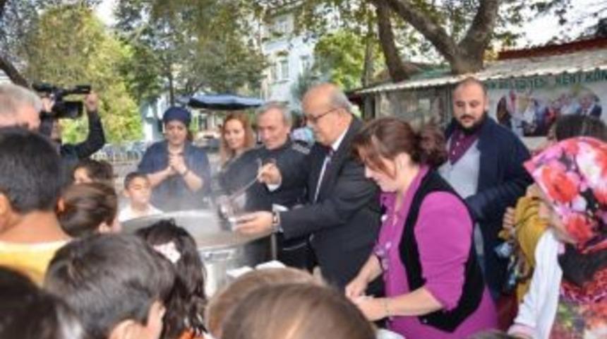 İznik Kent Konseyi Aşure Dağıttı