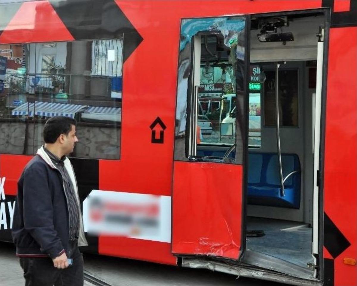 Antalya&rsquo;da Tramvay Raydan &Ccedil;ıktı: 1 Yaralı