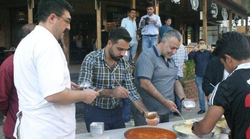 Yoğun G&uuml;venlik &Ouml;nemlerine Kızdı, B&uuml;t&uuml;n Yemekleri Bedava Dağıttı