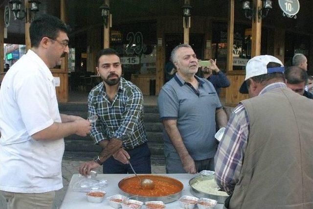 Yoğun Güvenlik Önemlerine Kızdı, Bütün Yemekleri Bedava Dağıttı