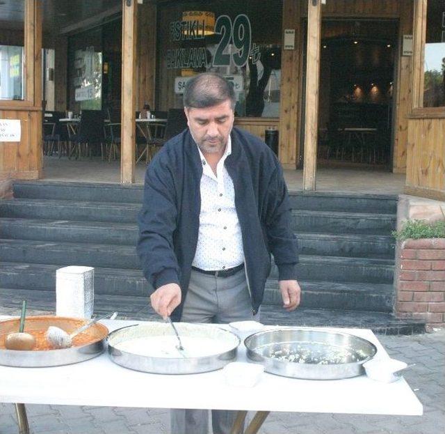 Yoğun Güvenlik Önemlerine Kızdı, Bütün Yemekleri Bedava Dağıttı