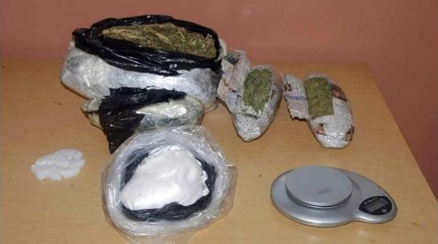 Valizdeki Esrar Kokmasın Diye Naftaline Sarmışlar