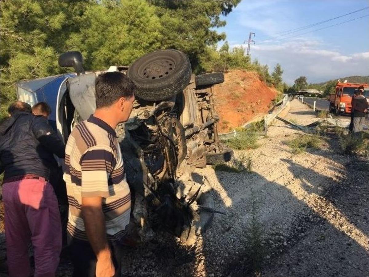 Fethiye&rsquo;de Eşya Y&uuml;kl&uuml; Kamyonet Devrildi; 1 &Ouml;l&uuml;, 2 Yaralı