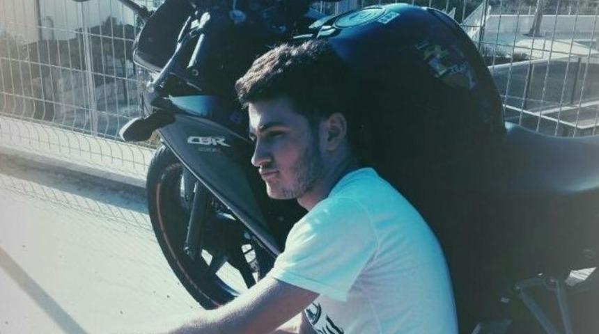 Otomobil Motosiklete &Ccedil;arpıp Ka&ccedil;tı: 1 &Ouml;l&uuml;, 1 Yaralı